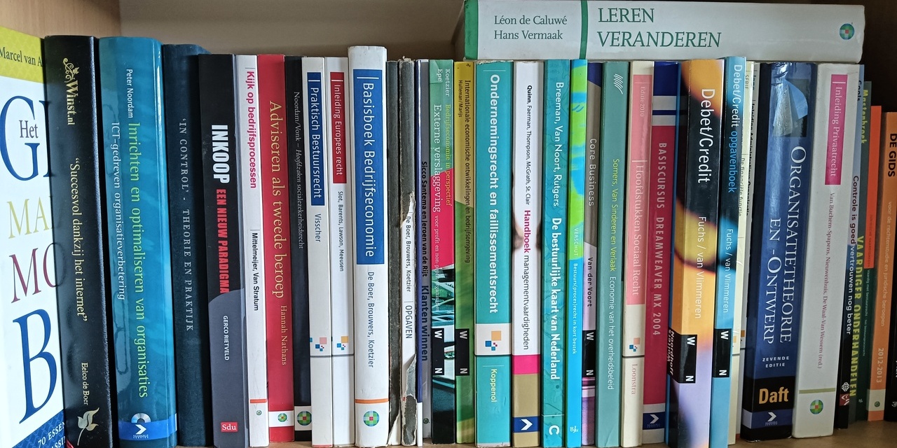 Studieboeken in de boekenkast - © Wesley M. Dekker