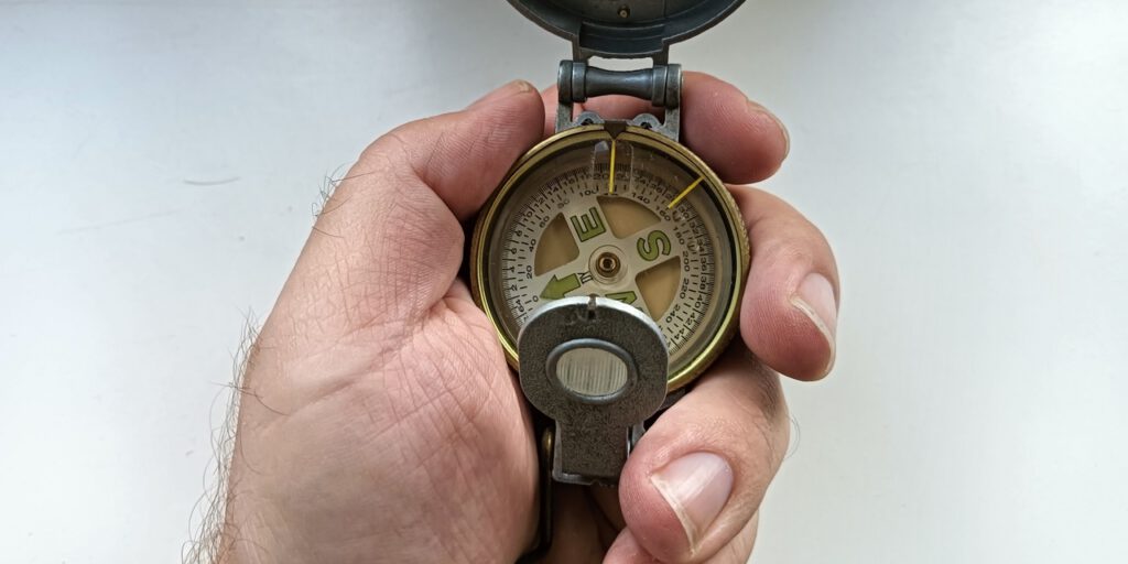 Leiderschap, wat is dat? Kompas in een hand - © Wesley M. Dekker