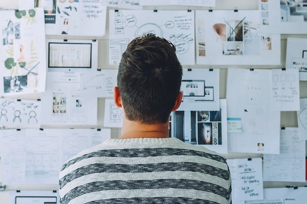 Man voor prikbord. Bron: Pixabay Image by <a href="https://pixabay.com/users/startupstockphotos-690514/?utm_source=link-attribution&utm_medium=referral&utm_campaign=image&utm_content=3267505">StartupStockPhotos</a> from <a href="https://pixabay.com//?utm_source=link-attribution&utm_medium=referral&utm_campaign=image&utm_content=3267505">Pixabay</a>