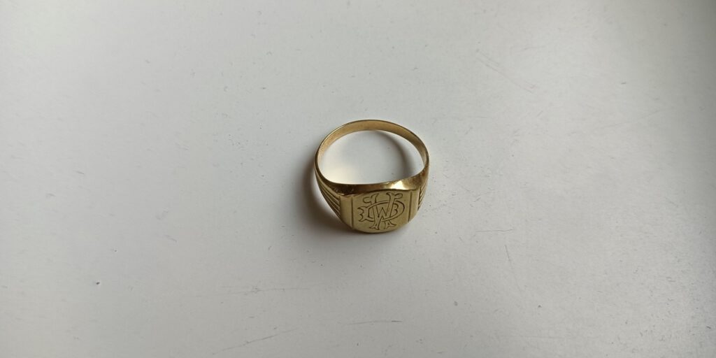 Waarom, hoe en wat: de Golden Circle uitgelegd - Gouden ring met WD-monogram - © Wesley M. Dekker