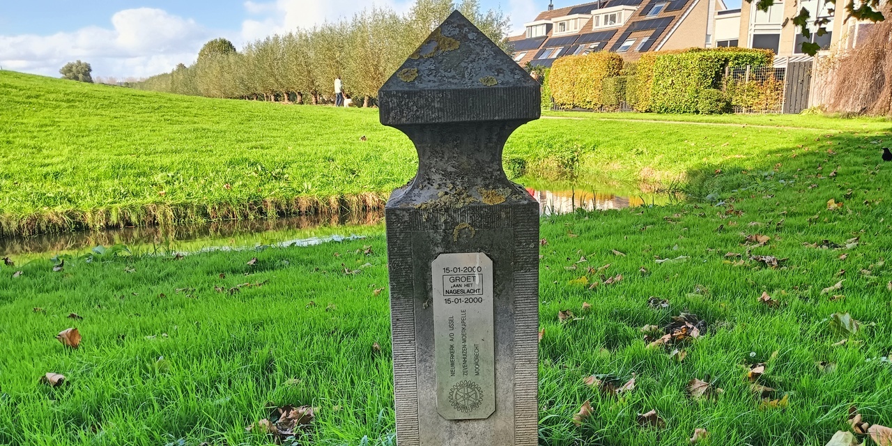 Tijdcapsule - Raadhuisplein, Nieuwerkerk aan den IJssel - © 2024 Wesley M. Dekker