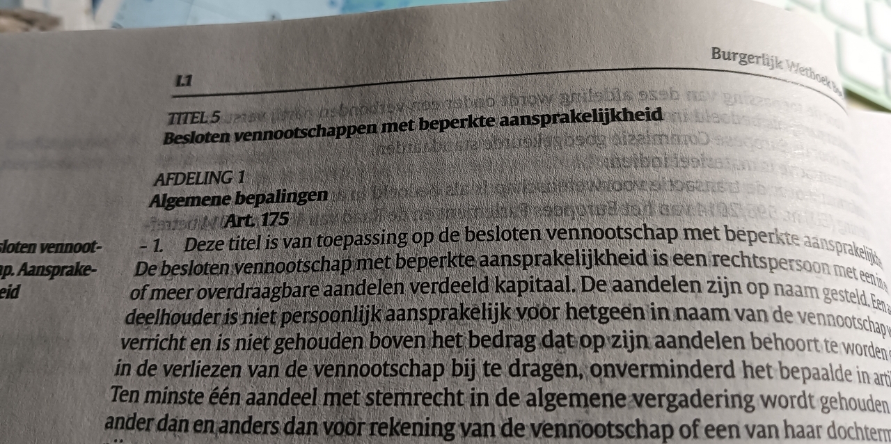 Hoe werkt een BV? - Gedeelte van een bladzijde in een wetbundel over de BV - Wetbundel: © Kluwer - Foto: © 2024 Wesley M. Dekker