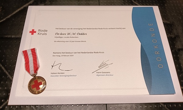 Oorkonde en medaille voor 10 jaar trouwe dienst bij het Rode Kruis - Foto: © 2024 Wesley M. Dekker