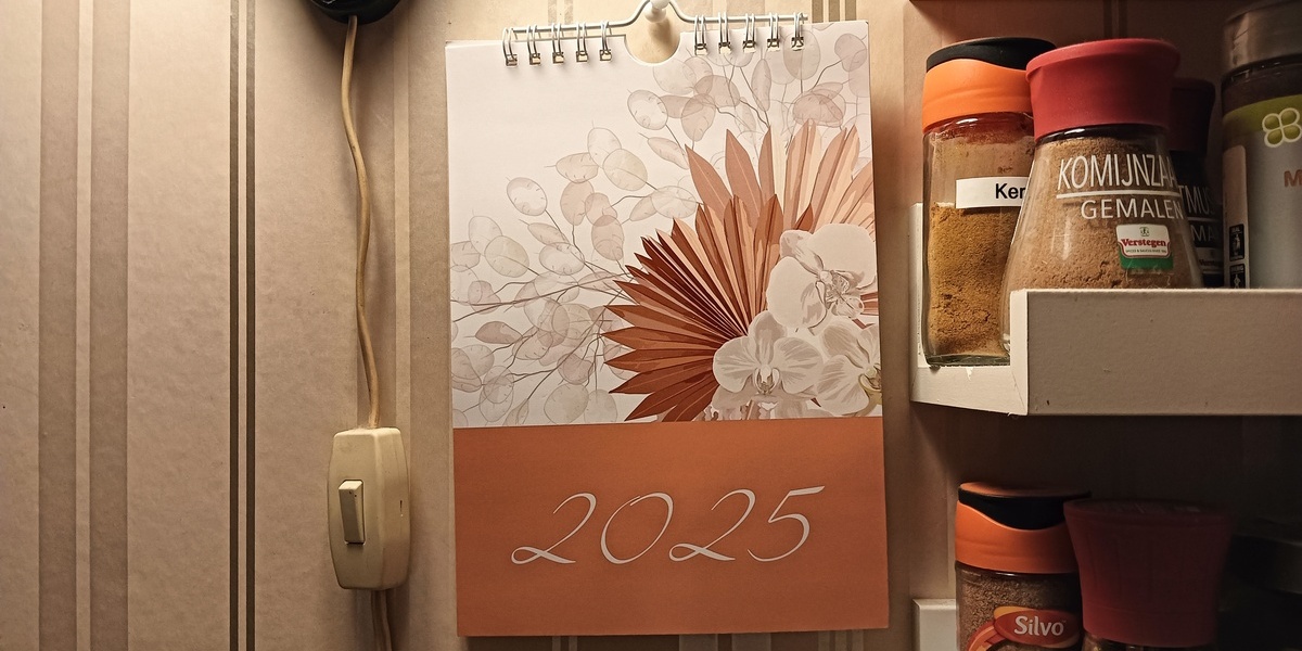 Busipedia in 2025 - Kalender voor 2025 in de keuken van huize Dekker - Foto: © 2025 Wesley M. Dekker