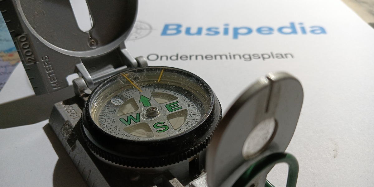 Het idee voor je bedrijf uitwerken - Voorblad ondernemingsplan met compas - Foto: © 2025 Wesley M. Dekker