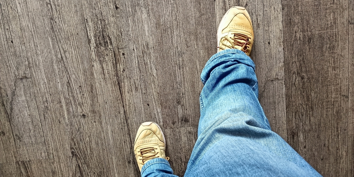 Kleine taken, stap voor stap werken - Spijkerbroek en schoenen tijdens een stap - Foto: © 2025 Wesley M. Dekker