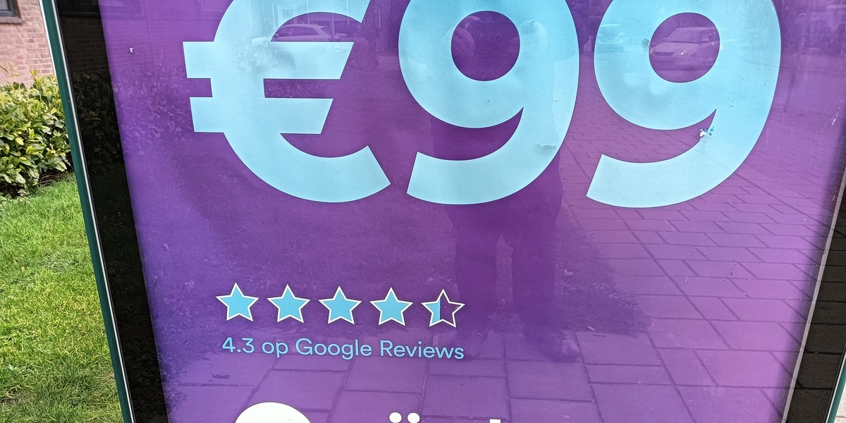 De bedrijfsreputatie: hoe werkt dat? - Sterren reviews op reclameposter in bushalte Batavierlaan, Nieuwerkerk aan den IJssel - Foto: © 2025 Wesley M. Dekker