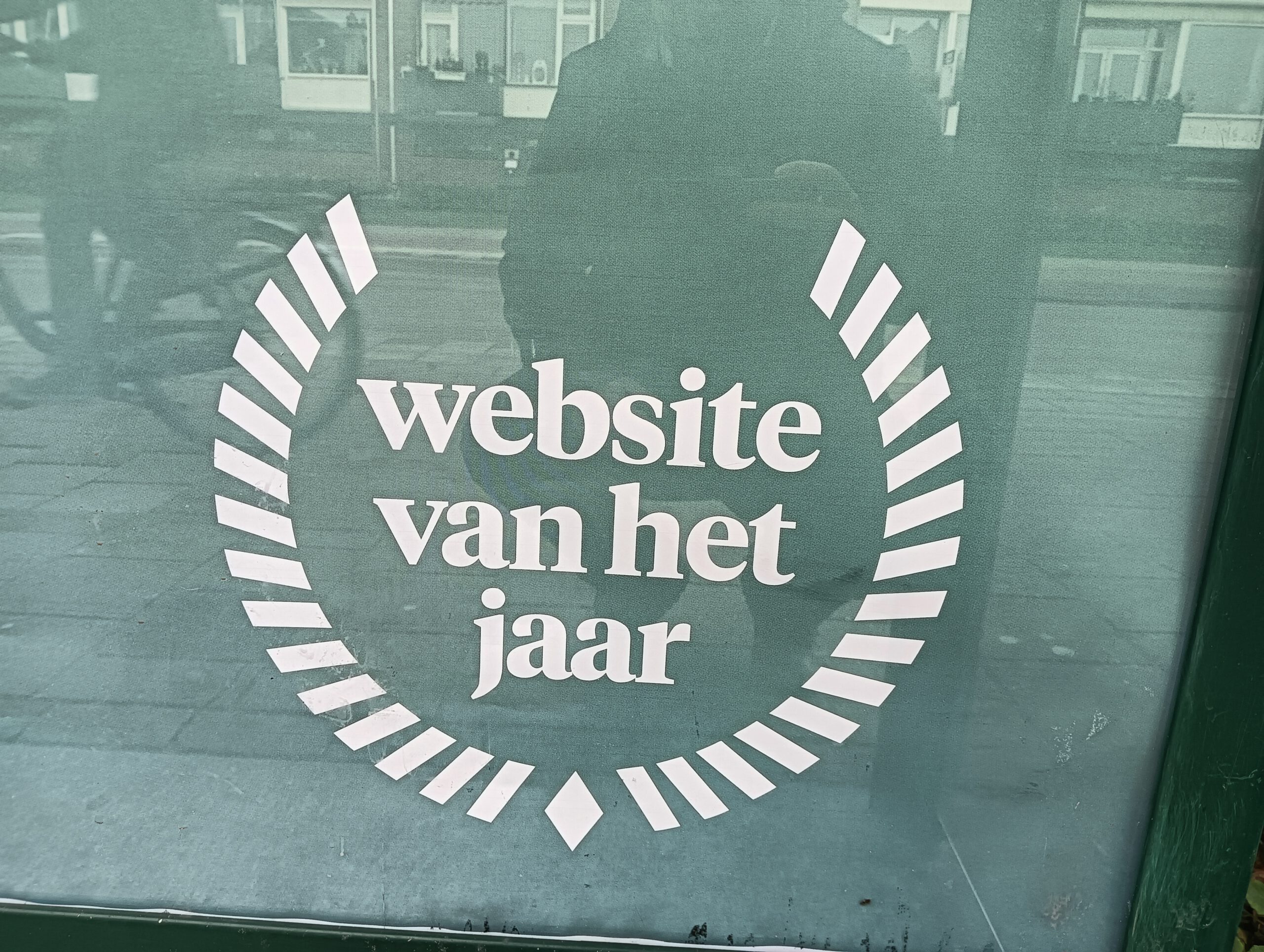 Wat is reputatie? - "Website van het jaar" op reclameposter - Foto: © februari 2025 Wesley M. Dekker