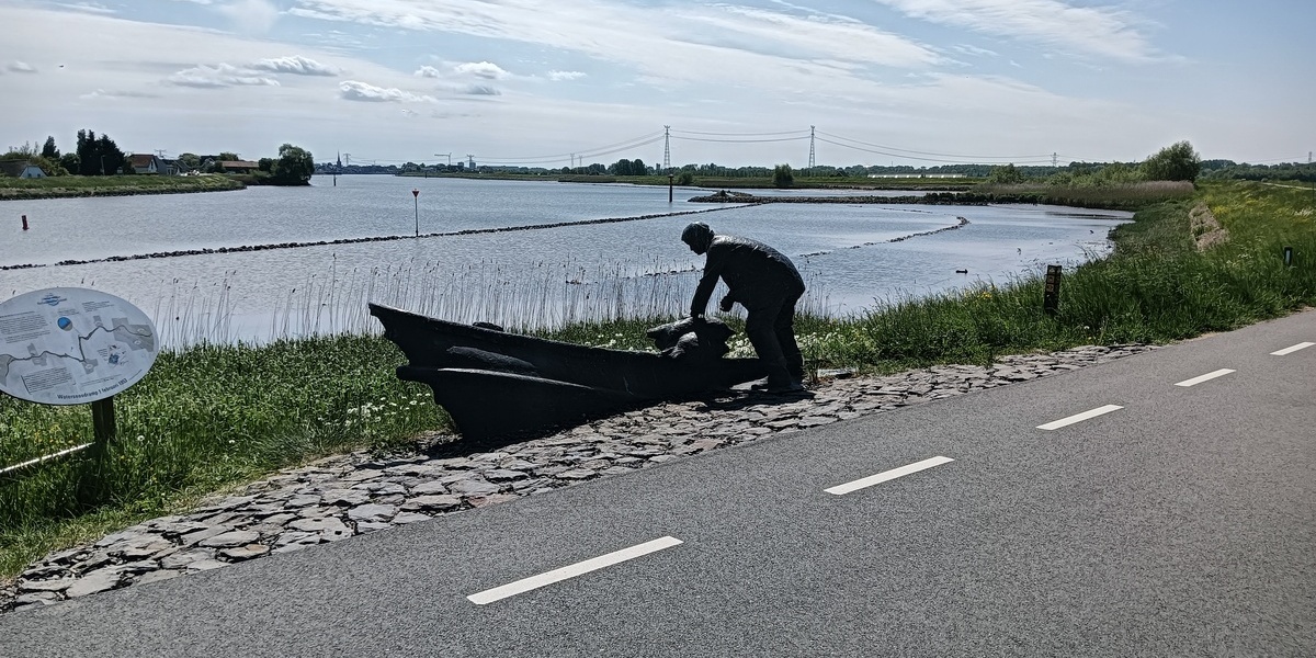 Beeld "Dubbeltje op z'n kant" door Roel Bendijk - Groenedijk, Nieuwerkerk aan den IJssel - Foto: © mei 2025 Wesley M. Dekker