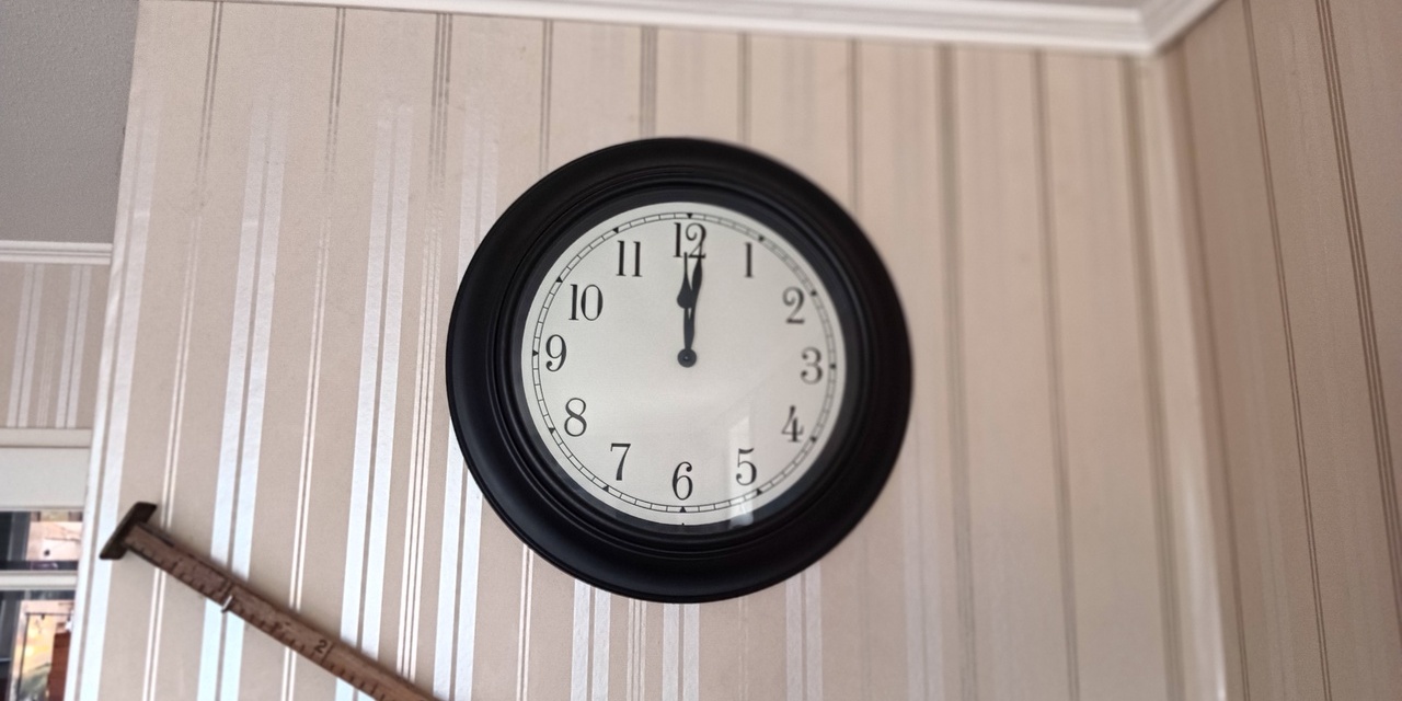 Timemanagement - Klok aan de wand in huize Dekker - Foto: © mei 2025 Wesley M. Dekker
