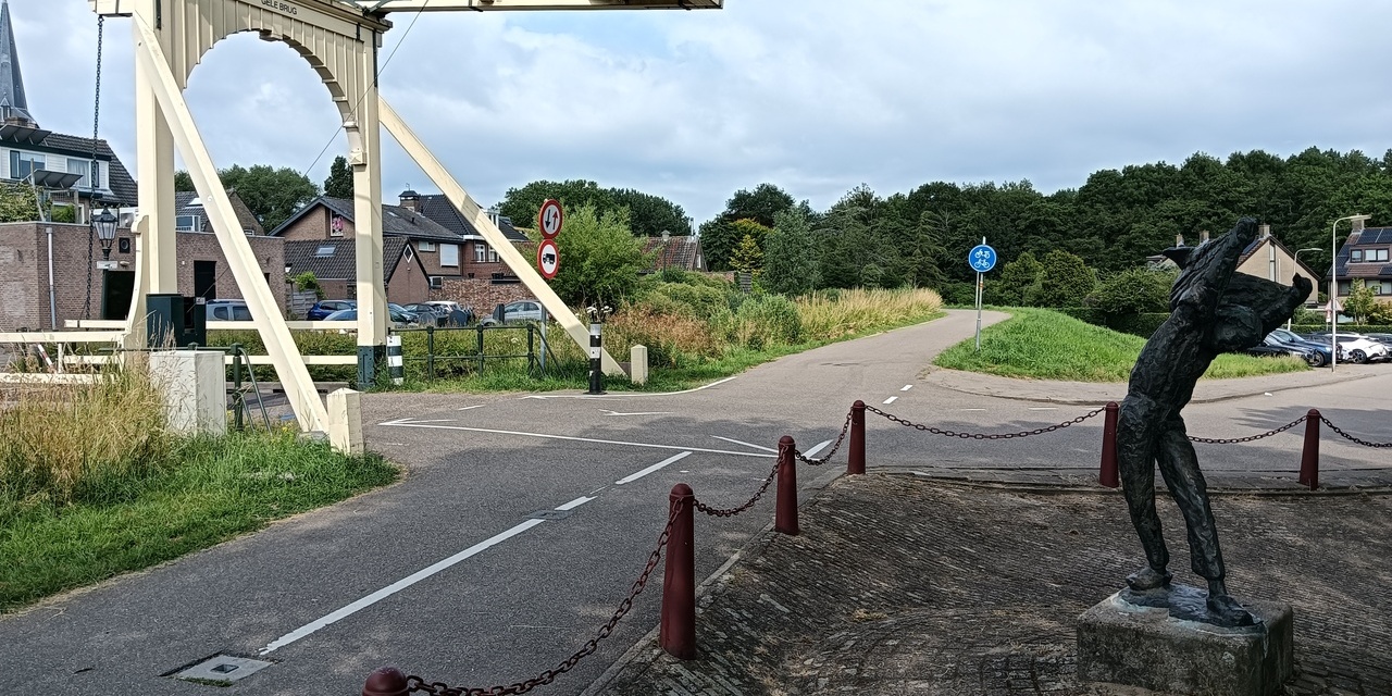Snel overleggen met een coach - Kruising Oostringdijk / Parallelweg Zuid / Dorpsstraat te Nieuwerkerk aan den IJssel - Foto: © juni 2025 Wesley M. Dekker