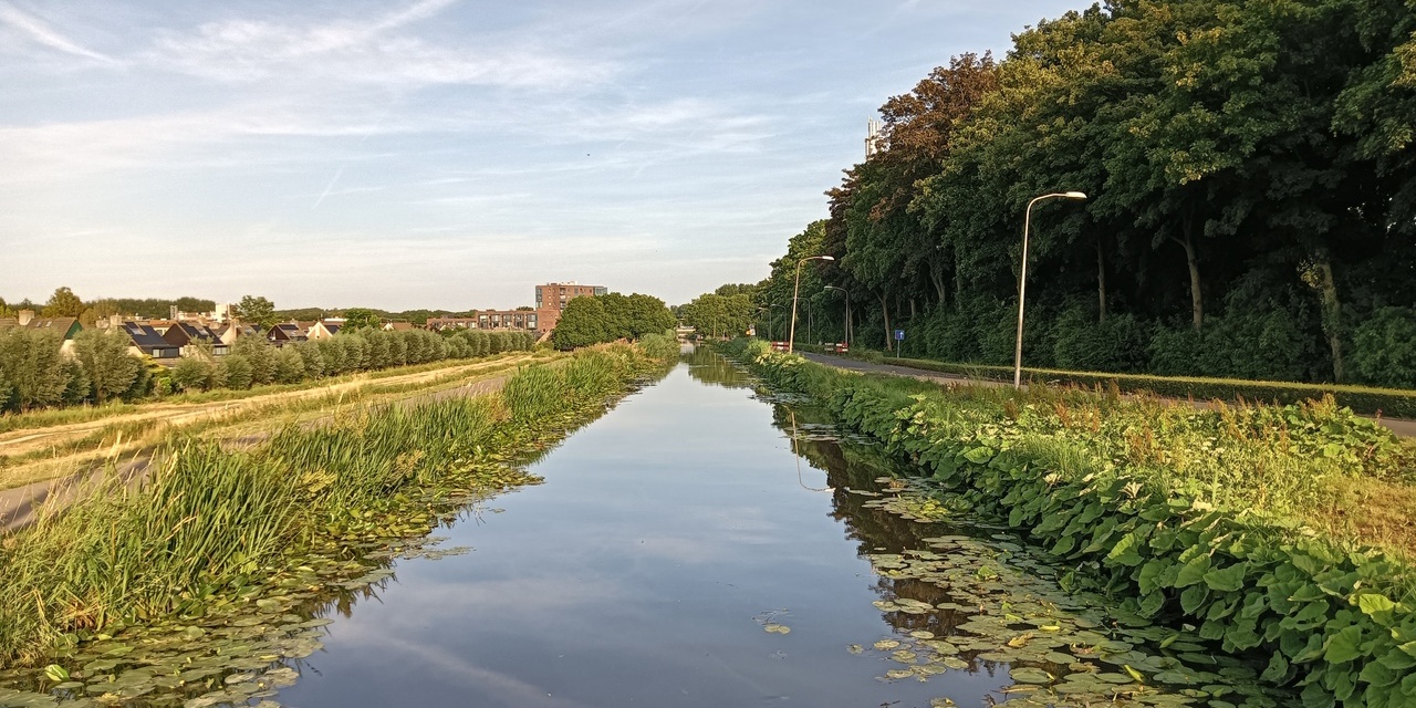 Ringvaart in Nieuwerkerk aan den IJssel vanaf de Witte Brug - Foto: © juli 2025 Wesley M. Dekker