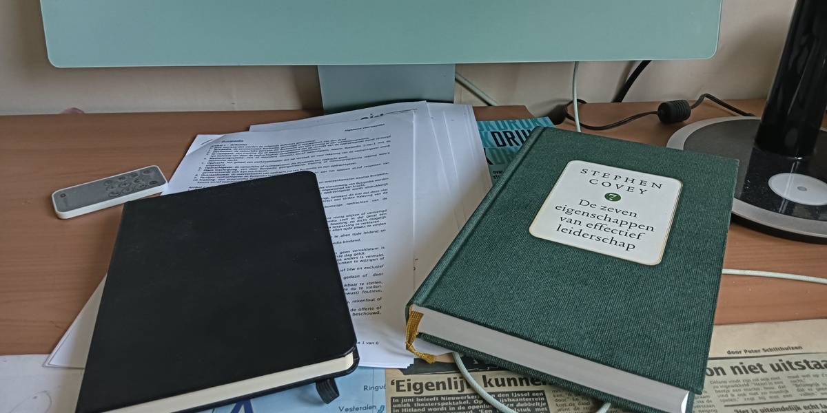 Overweldiging tegengaan - Boeken en papieren op een bureau - Foto: © oktober 2025 Wesley M. Dekker