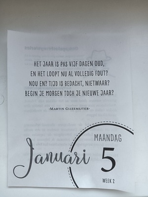 Quote: "Het jaar is pas vijf dagen oud en het loopt nu al volledig fout? Nou en? Tijd is bedacht, nietwaar? Begin je morgen toch aan het nieuwe jaar?" - Martin Gijzemijter - Quote op kalenderblad maandag 5 januari 2026 - © Martin Gijzemijter / © uitgever kalender