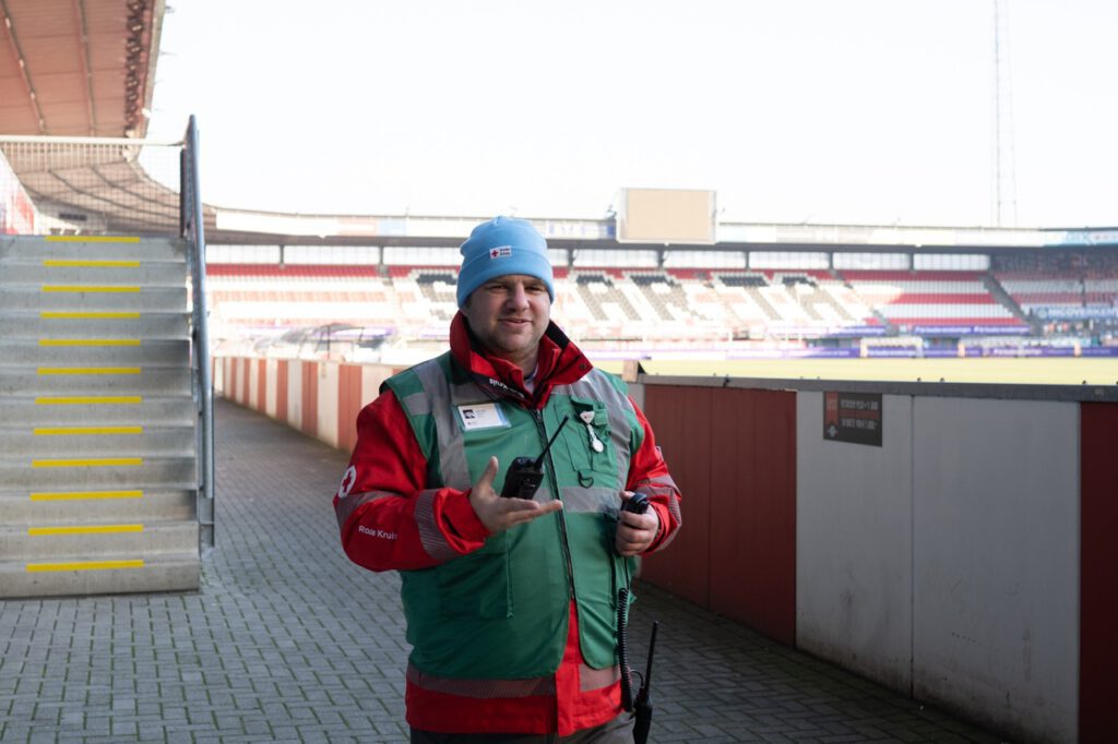 Wesley M. Dekker in Rode Kruis-uniform met "Coördinator"-hesje in de gracht bij Sparta Rotterdam. Foto: Ana de Wit