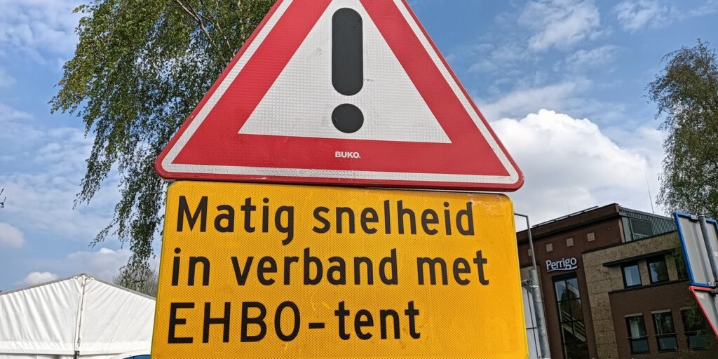 Waarschuwing voor EHBO-tent op verkeersbord bij de Rotterdam Marathon (36 km-punt), april 2024.