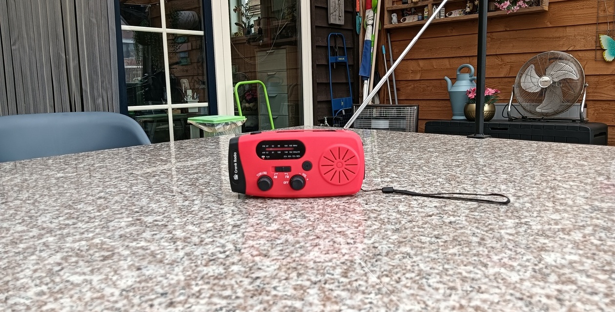 Wesley over Carola Schouten op Rijnmond - Radio op tuintafel.