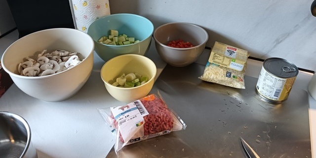 Bakjes met groenten en vlees op aanrecht - oktober 2026